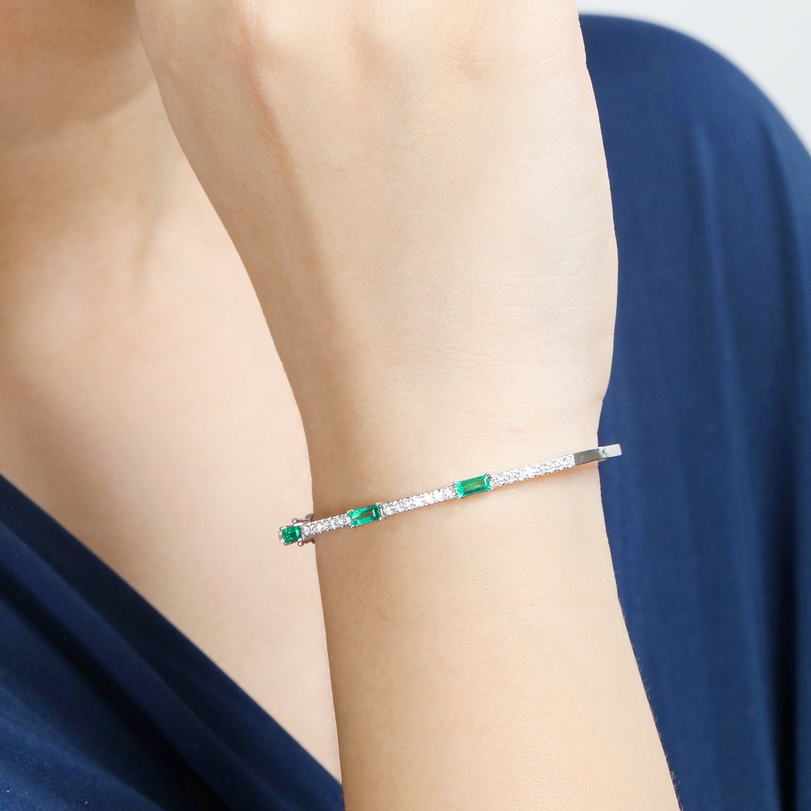 Revika Diamond Bangle With Emerald (P2210180048)